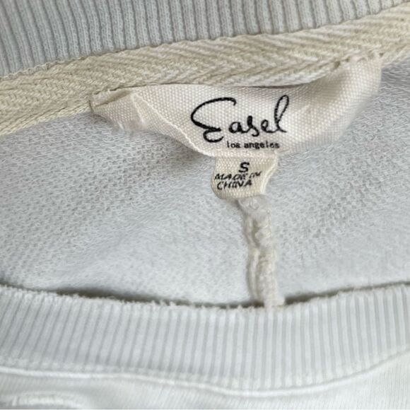 EUC Women’s distressed short sleeve shirt. - Picture 2 of 7